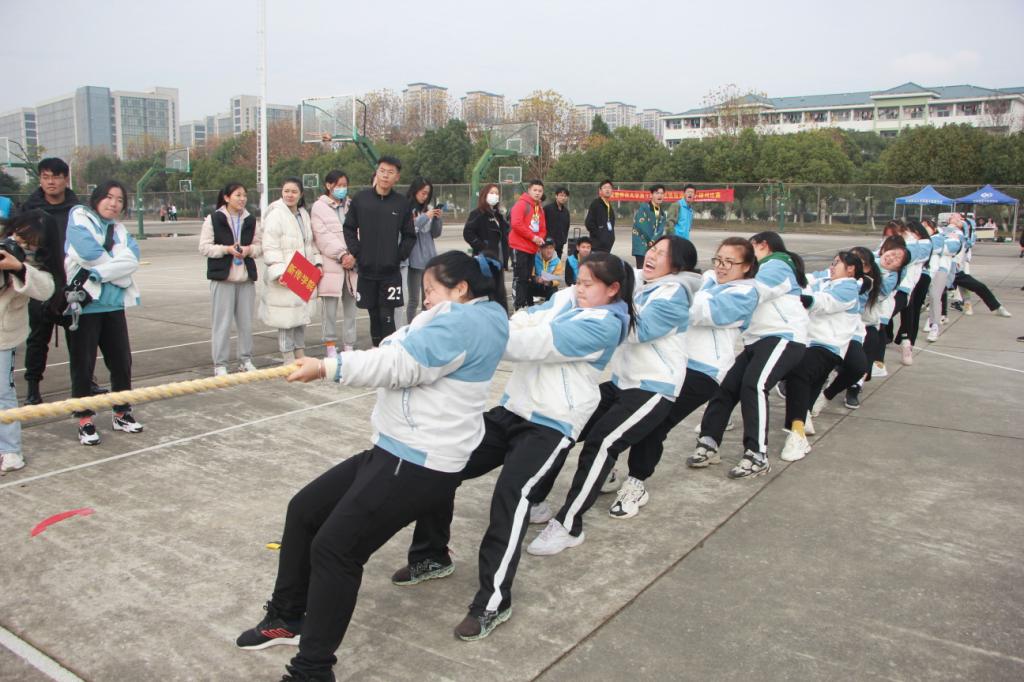 学校成功举办第十四届“铿锵玫瑰”女子拔河比赛